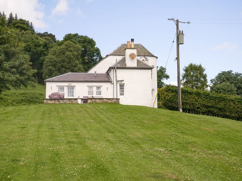 Lawned area of garden | Castle Peroch - Kinnaird Estate Cottages, By Dunkeld, Pitlochry