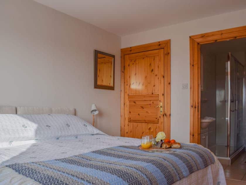 Lovely and comfortable double bedroom with en-suite | The Roundel, Balmullo, near St Andrews