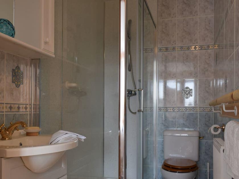 Beautifully-tiled en-suite shower room | The Roundel, Balmullo, near St Andrews