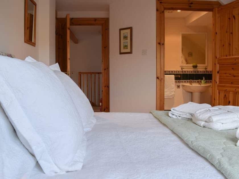 Double bedroom with en-suite | The Roundel, Balmullo, near St Andrews