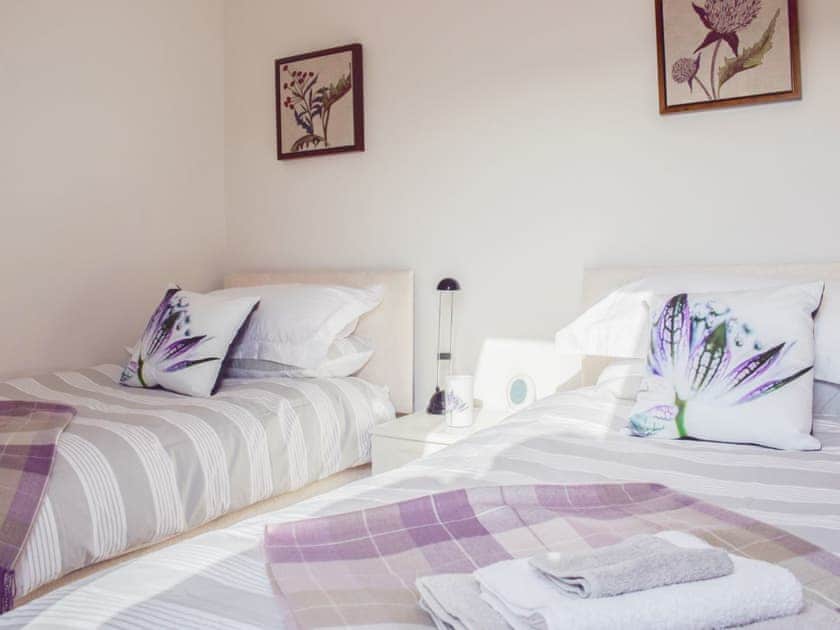 Lovely well-appointed twin bedded room | The Roundel, Balmullo, near St Andrews