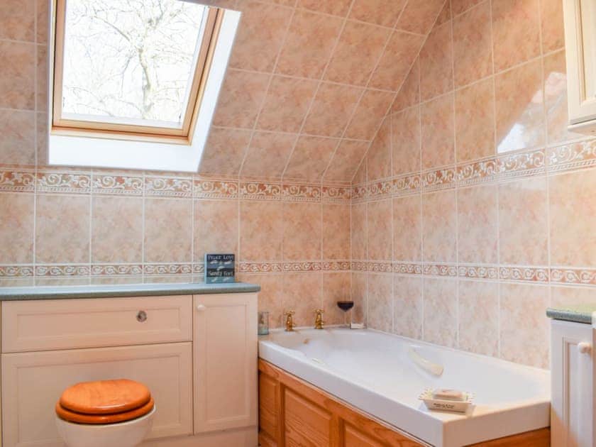 Fully tiled bathroom | The Roundel, Balmullo, near St Andrews