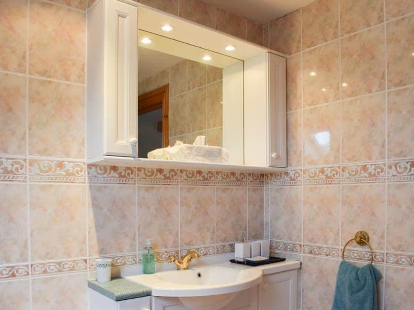 Well lit bathroom | The Roundel, Balmullo, near St Andrews