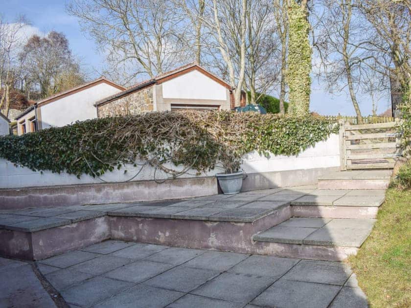 Paved patio approach to the cottage | The Roundel, Balmullo, near St Andrews