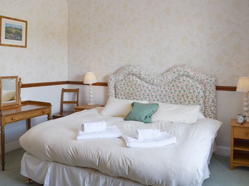 Relaxing double bedroom | Craignuisq Farmhouse - Kinnaird Estate Cottages, By Dunkeld, Pitlochry