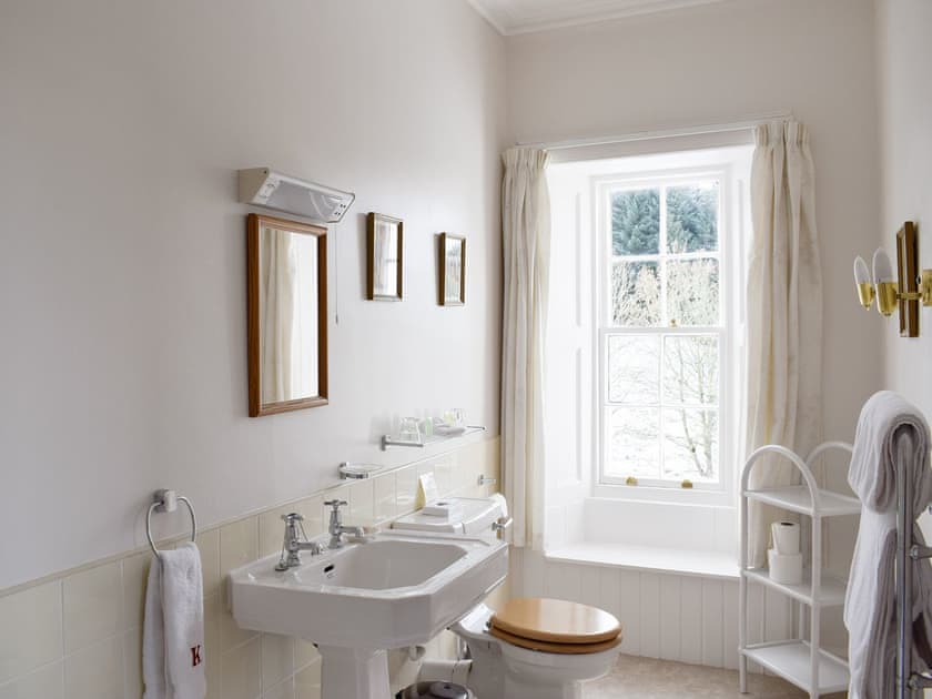 En-suite bathroom | Craignuisq Farmhouse - Kinnaird Estate Cottages, By Dunkeld, Pitlochry