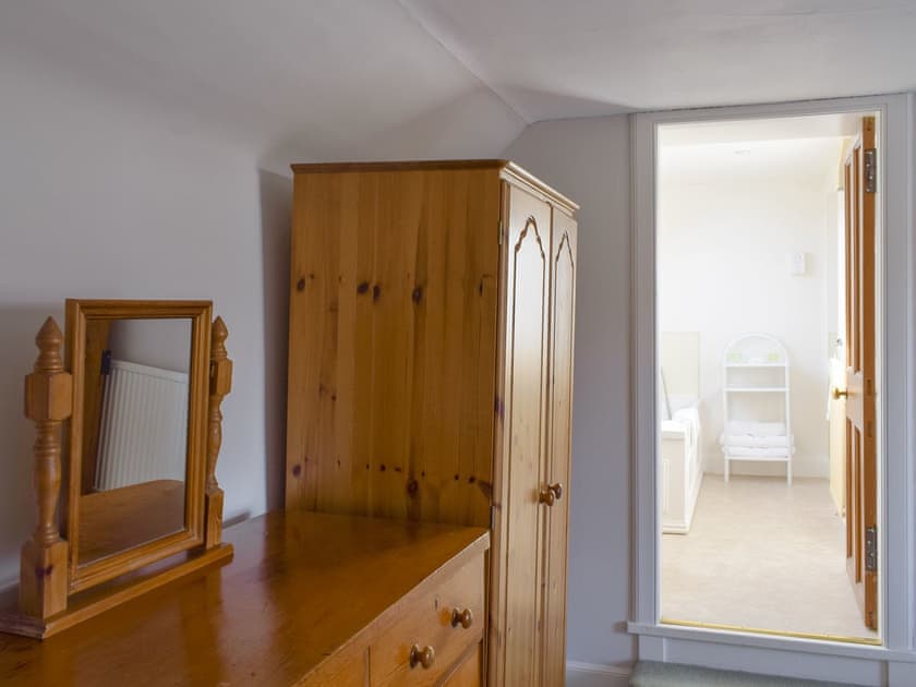 Ample storage within twin bedroom | Craignuisq Farmhouse - Kinnaird Estate Cottages, By Dunkeld, Pitlochry
