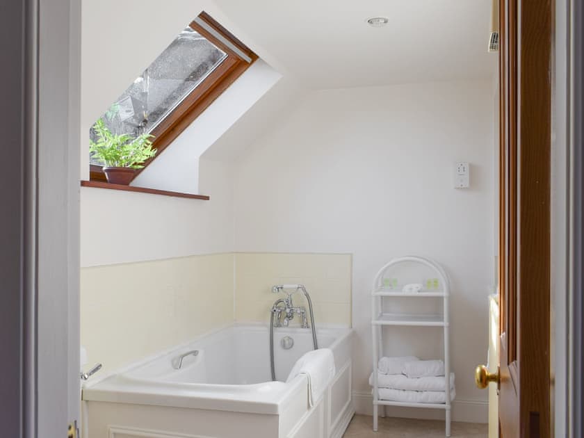 En-suite bathroom | Craignuisq Farmhouse - Kinnaird Estate Cottages, By Dunkeld, Pitlochry