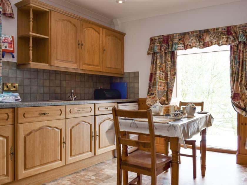 Well-equipped fitted kitchen | Jock Scott Cottage - Kinnaird Estate Cottages, By Dunkeld, Pitlochry