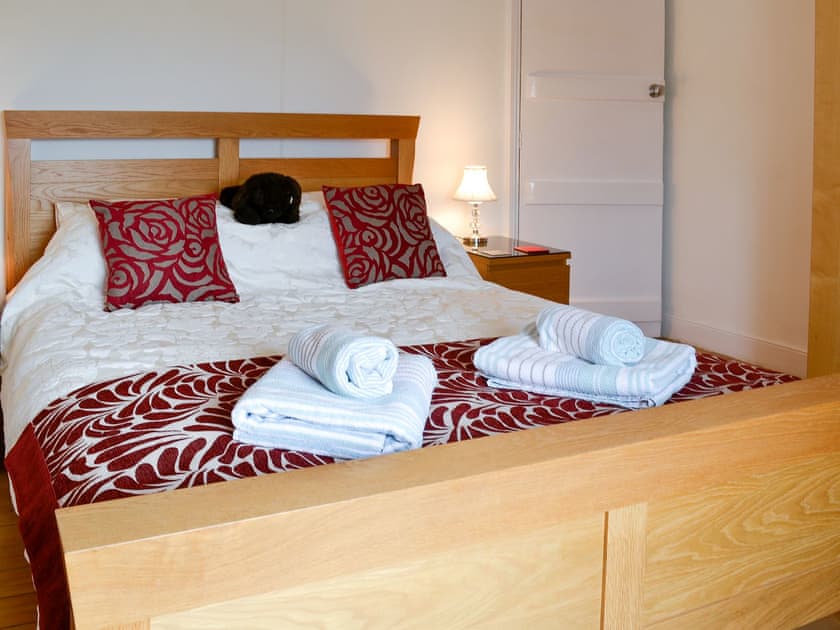 Double bedroom with kingsize bed | View Cottage, Settle