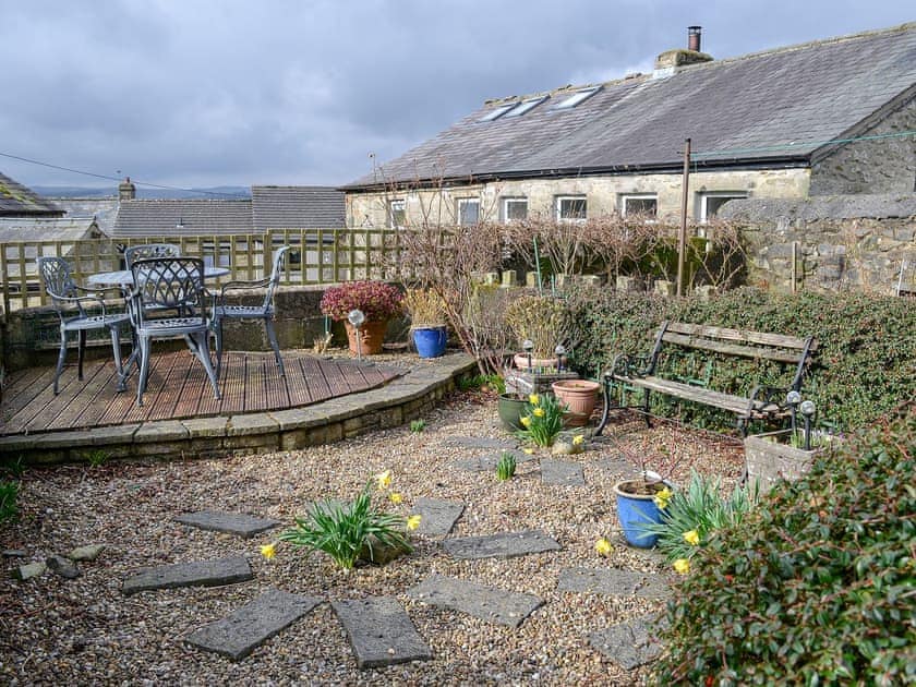 Gravelled garden with raised decked area | View Cottage, Settle