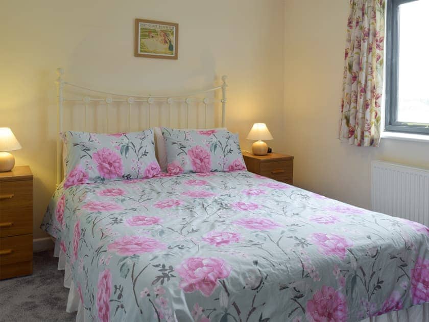Relaxing double bedroom | Carol’s Cottage - Vale Farm Cottages, Wenhaston, near Southwold