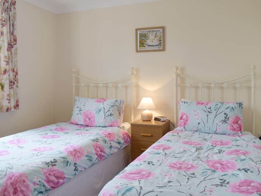 Comfortable twin bedroom | Carol’s Cottage - Vale Farm Cottages, Wenhaston, near Southwold