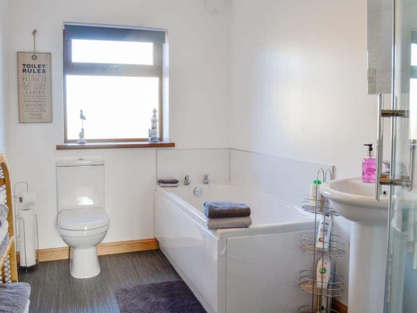 Spacious bathroom with bath and separate shower cubicle | The Beachcomber, Cairnbulg, near Fraserburgh