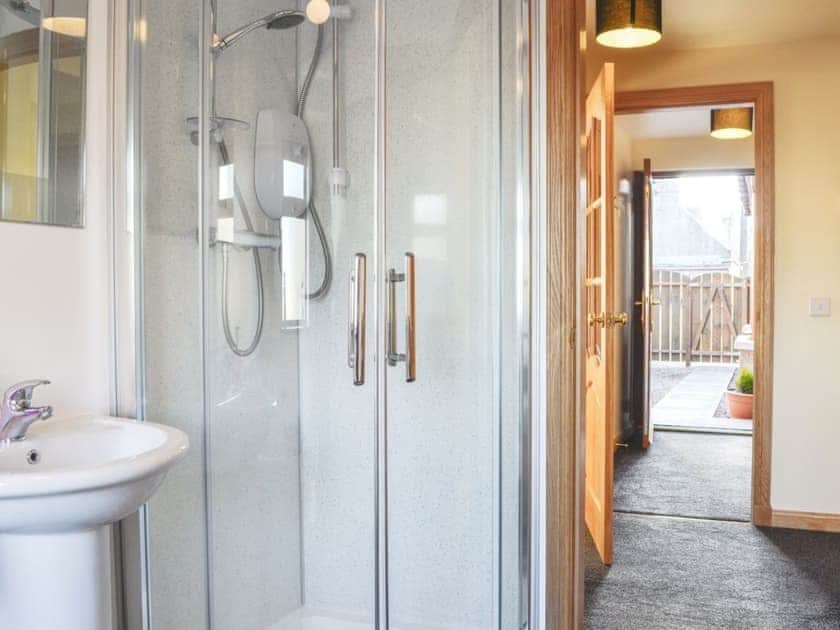 Spacious bathroom with bath and separate shower cubicle | The Beachcomber, Cairnbulg, near Fraserburgh
