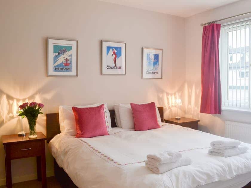 Double bedroom with kingsize bed | Loramore, Aviemore