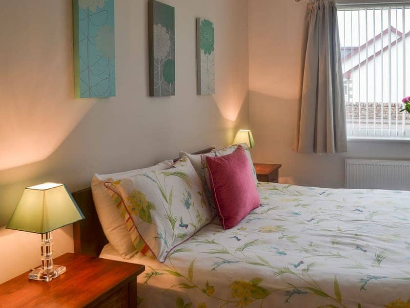 Double bedroom with kingsize bed | Loramore, Aviemore