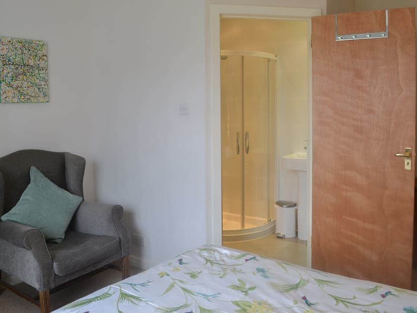 Double bedroom with en-suite shower room | Loramore, Aviemore