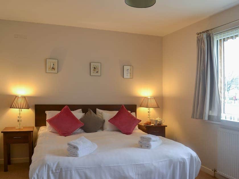 Bedroom with kingsize bed | Loramore, Aviemore