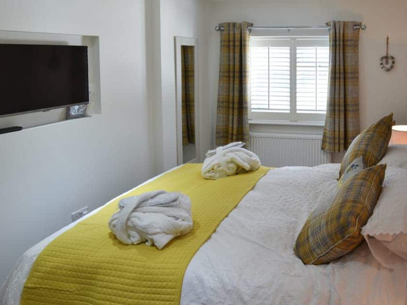 King size bedroom with freeview TV | Little Tregarthen, Padstow