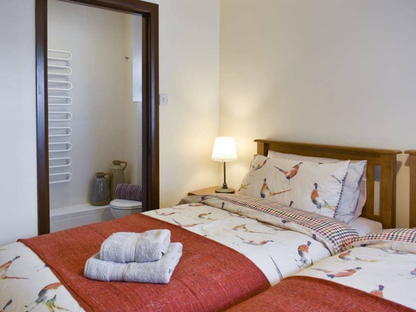 Twin bedroom with en-suite facilities | Timbessie Barn, Carperby, near Leyburn