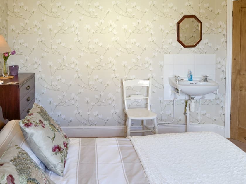 Vanity unit within double bedroom | The Castaway, Mundesley