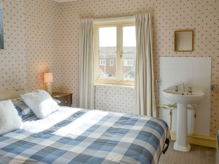 Useful vanity unit within double bedroom | The Castaway, Mundesley