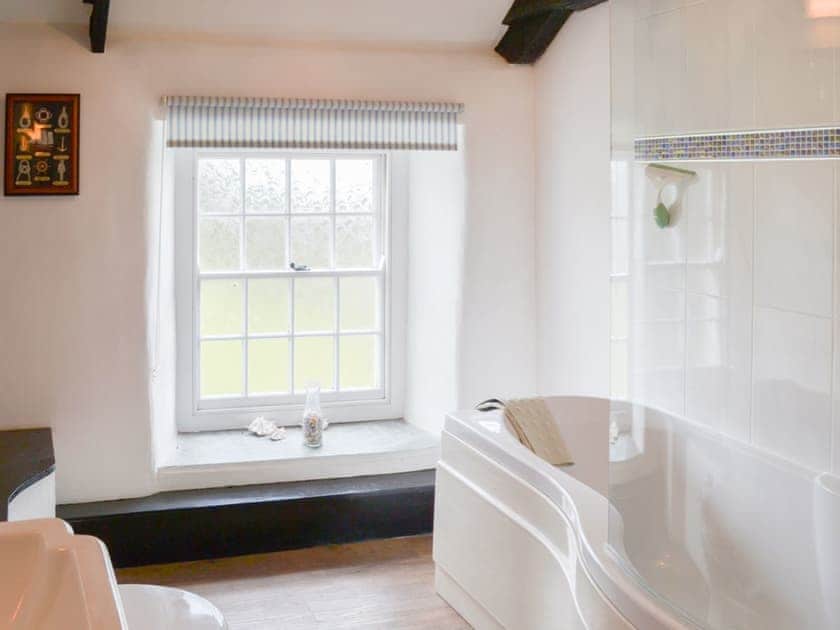 Fantastic bathroom with shower over bath | Culvada - Trebarwith Farm Cottages, Trebarwith, Delabole