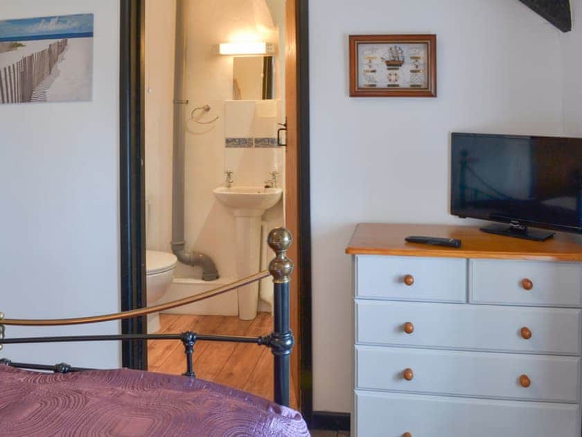 Delightful double bedroom with en-suite | Purlinney - Trebarwith Farm Cottages, Trebarwith, Delabole