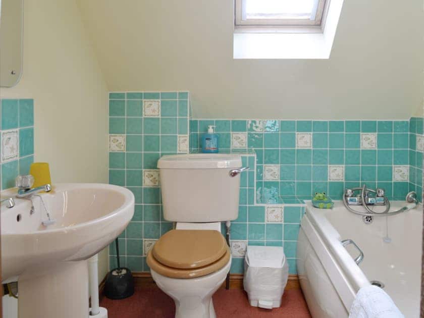 Light and airy bathroom | Spring Tides, Padstow