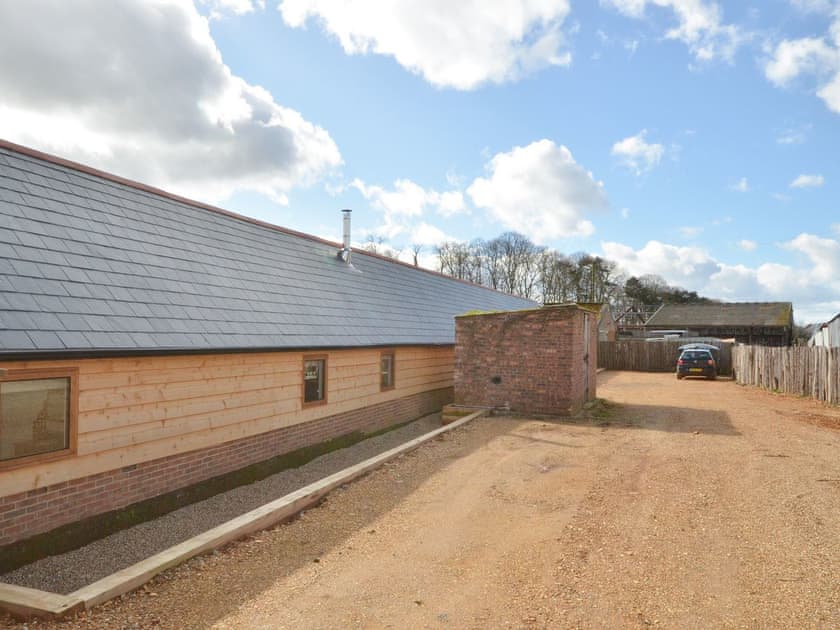 Gravelled parking area | Chiddock Cottage - Midgham Long Copse, Midgham, near Fordingbridge