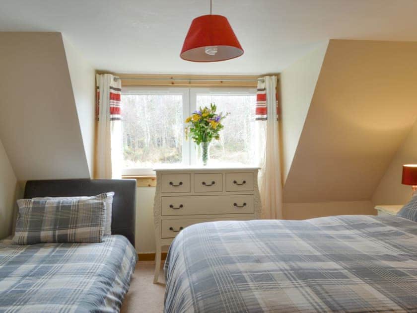 Useful en-suite family bedroom with a double and a single bed | Foxhole Farm Cottage, Kiltarlity near Beauly