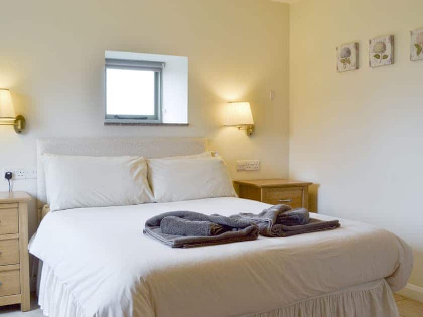 Relaxing double bedroom with en-suite | The Hayloft - Mackinder Farms, Brayton, Selby