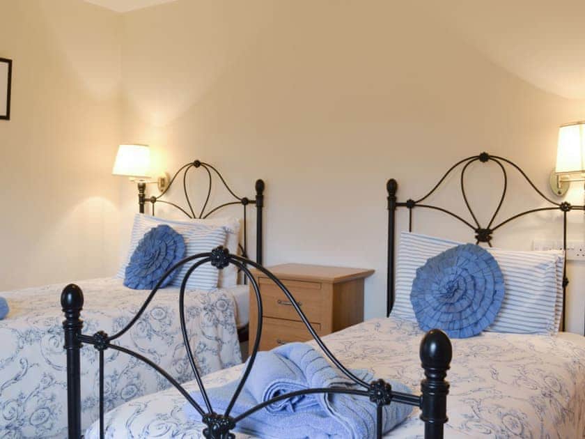 Comfortable twin bedroom with en-suite | The Hayloft - Mackinder Farms, Brayton, Selby