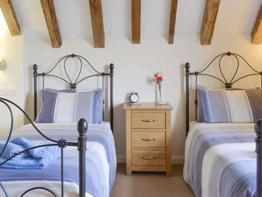 Good-sized twin bedroom with en-suite | The Hayloft - Mackinder Farms, Brayton, Selby