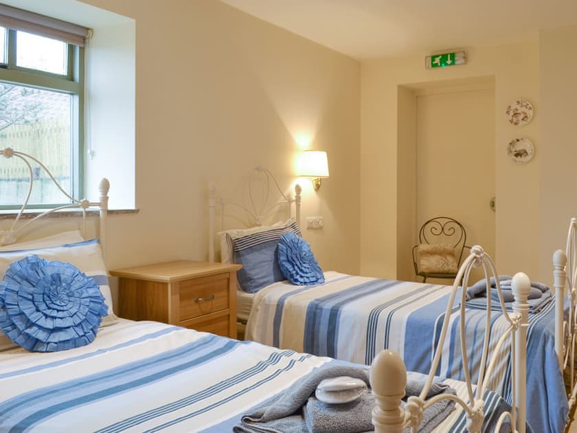 Light and airy twin bedroom | The Forge - Mackinder Farms, Brayton, Selby