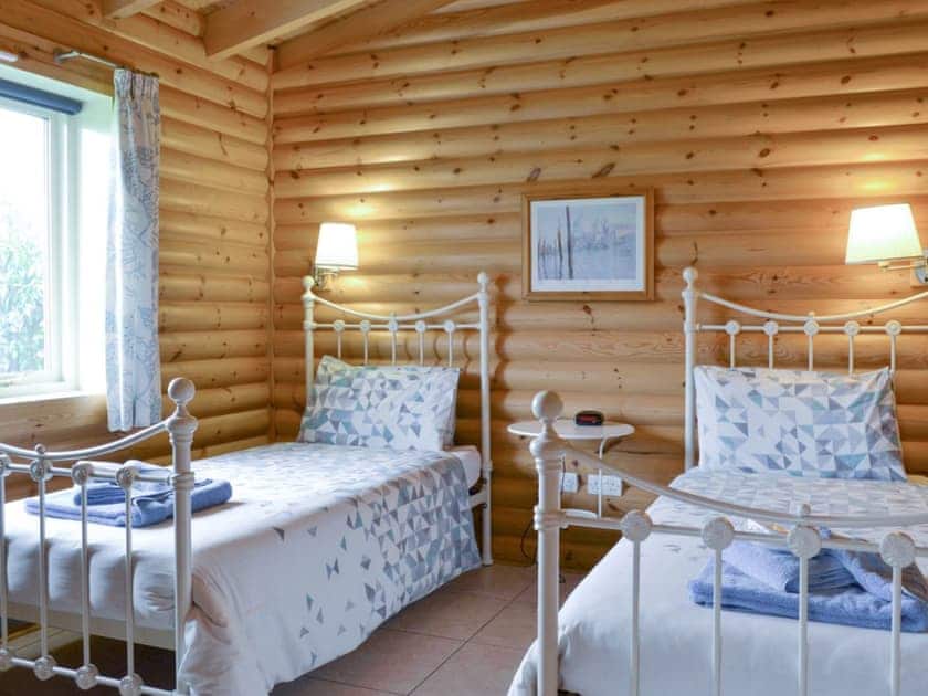 Light and airy twin bedroom | Kingfisher Lodge - Mackinder Farms, Brayton, Selby