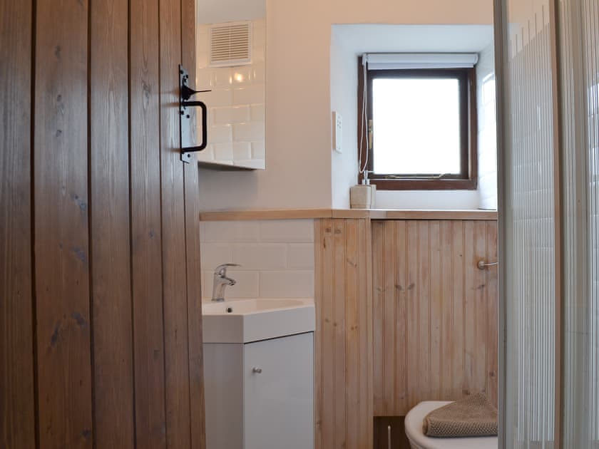 Shower room | Wolfscote Grange Farm - Wolfscote Cottage - Wolfscote Grange, Hartington near Bakewell