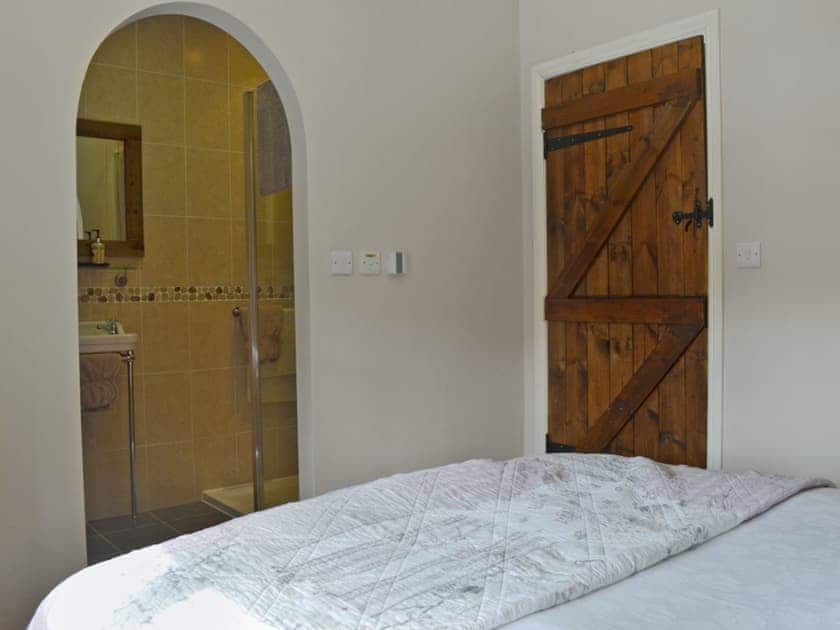 Beautifully presented double bedroom with en-suite shower room | Walkmill Lodge, Norbury, near Bishop’s Castle 