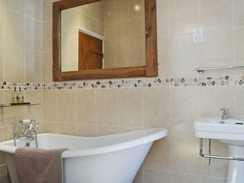 En-suite bathroom to twin bedroom | Walkmill Lodge, Norbury, near Bishop’s Castle 