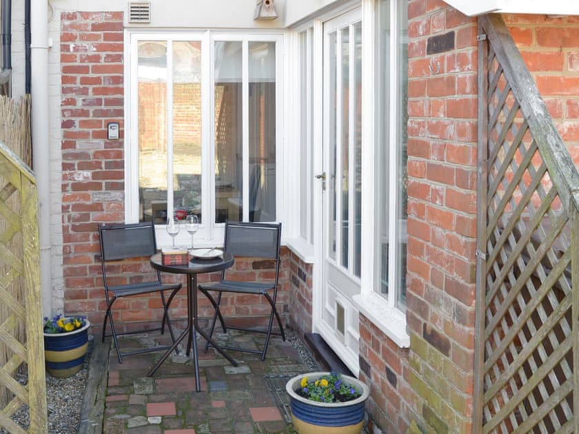 Sitting-out-area | Courtyard Cottage, Framlingham, near Woodbridge