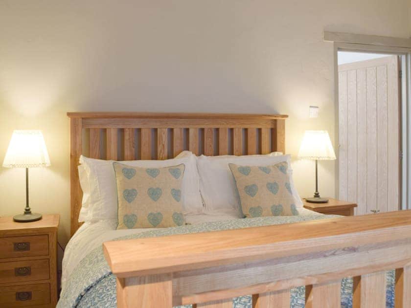 Comfy double bedroom | Honeysuckle Cottage, Valast Hill, near Stackpole