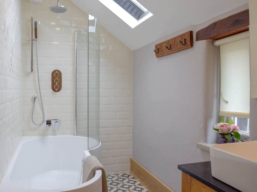 Light and airy bathroom | Honeysuckle Cottage, Valast Hill, near Stackpole