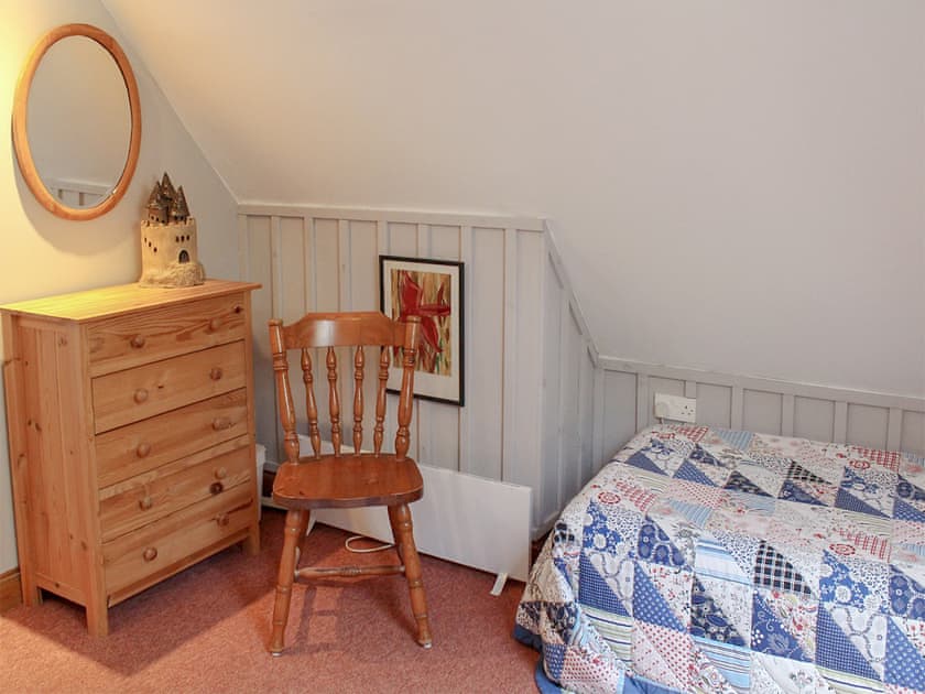 Comfy twin bedroom | Gareside Lodge, Shandon, near Loch Lomond