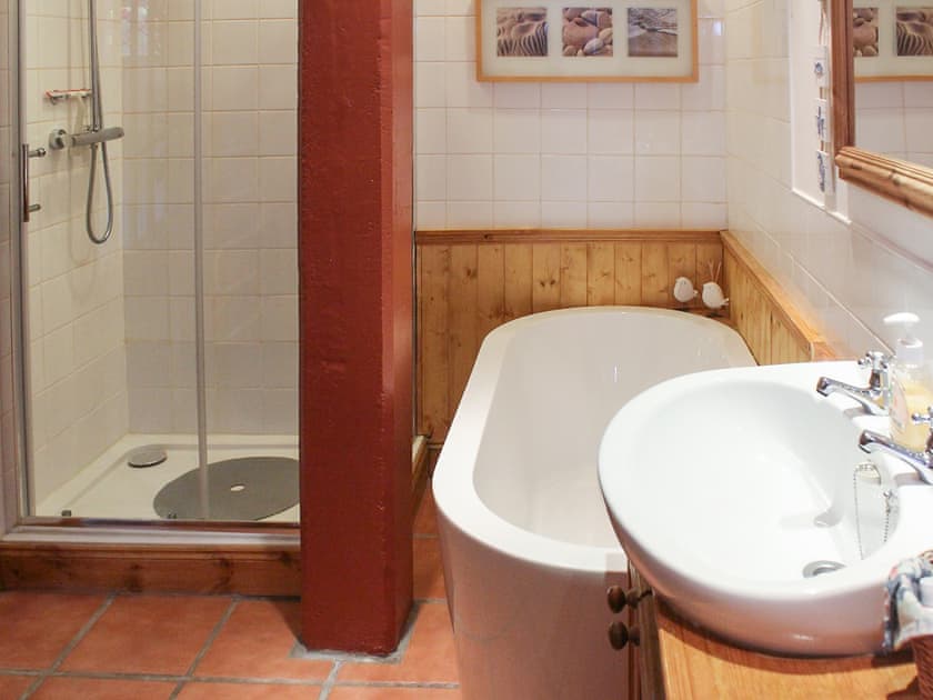 Bathroom | Gareside Lodge, Shandon, near Loch Lomond