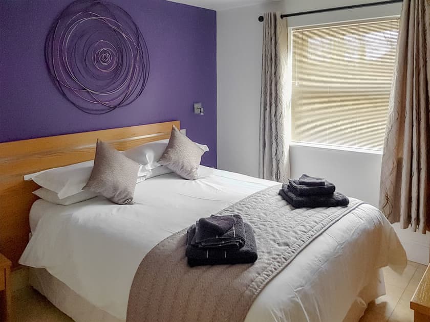Comfortable bedroom with en-suite | The Lodge, North Duffield, near York