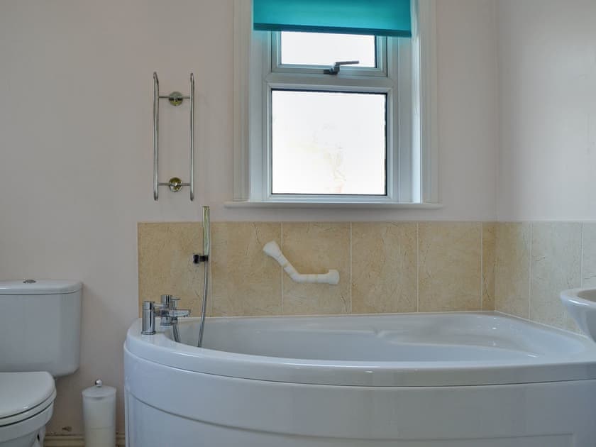 Bathroom with corner bath | Culver Cottage, Sandown