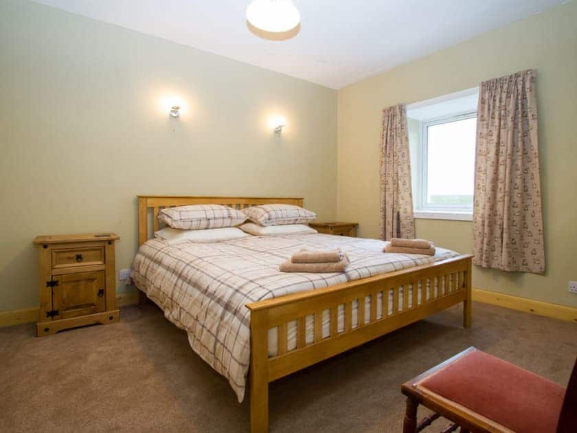 Double bedroom with superkingsize bed | Sheaf Dale, Portmahomack, near Tain