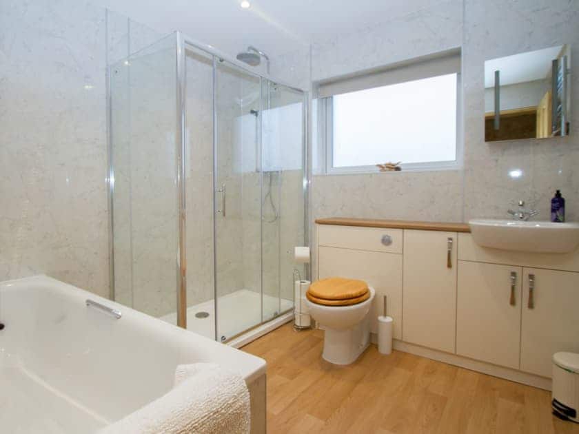 Spacious and accommodating bathroom | Sheaf Dale, Portmahomack, near Tain