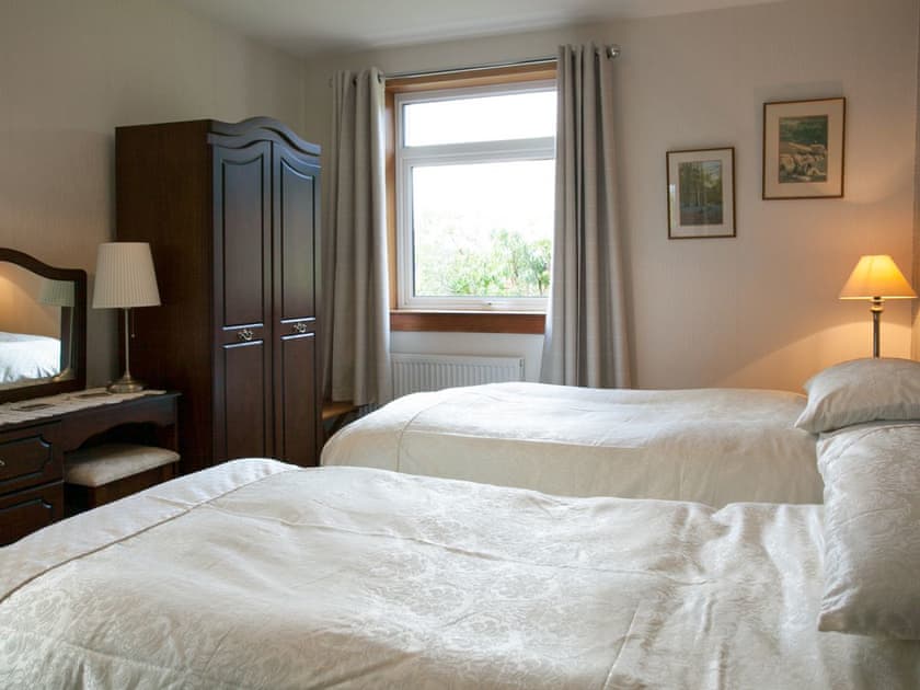Charming twin bedroom with en-suite | Strone Farm House, Banavie, Fort William